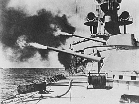 DeRuyter_cruiser_guns_firing.jpg - HNLMS De Ruyter firing guns